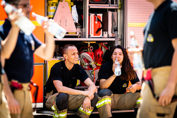 Feuerwehrleute machen Pause