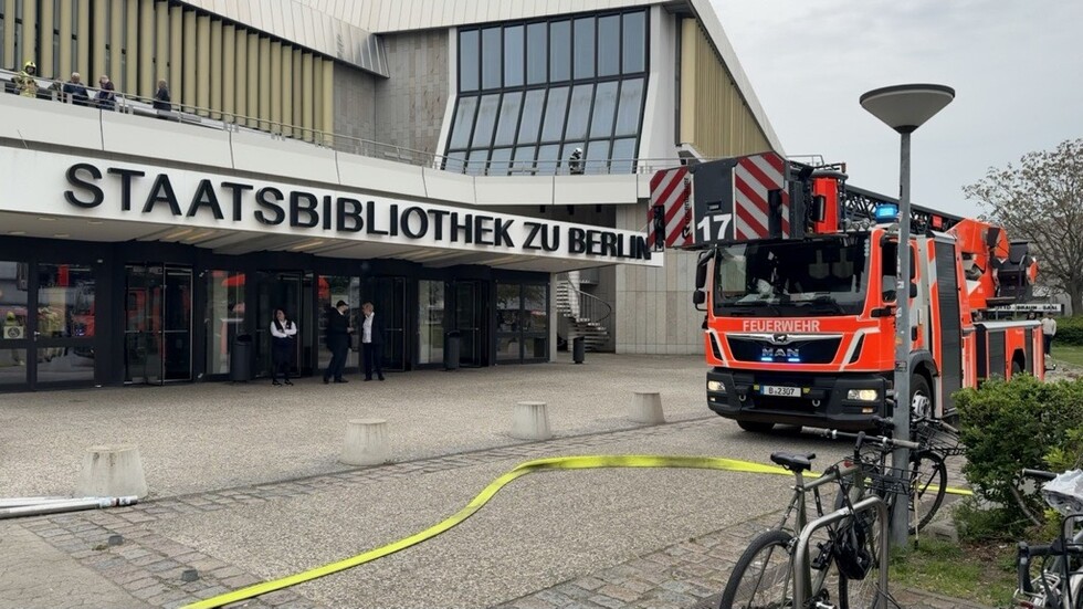 Einsatzfahrzeug vor dem Gebäude