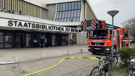 Einsatzfahrzeug vor dem Gebäude