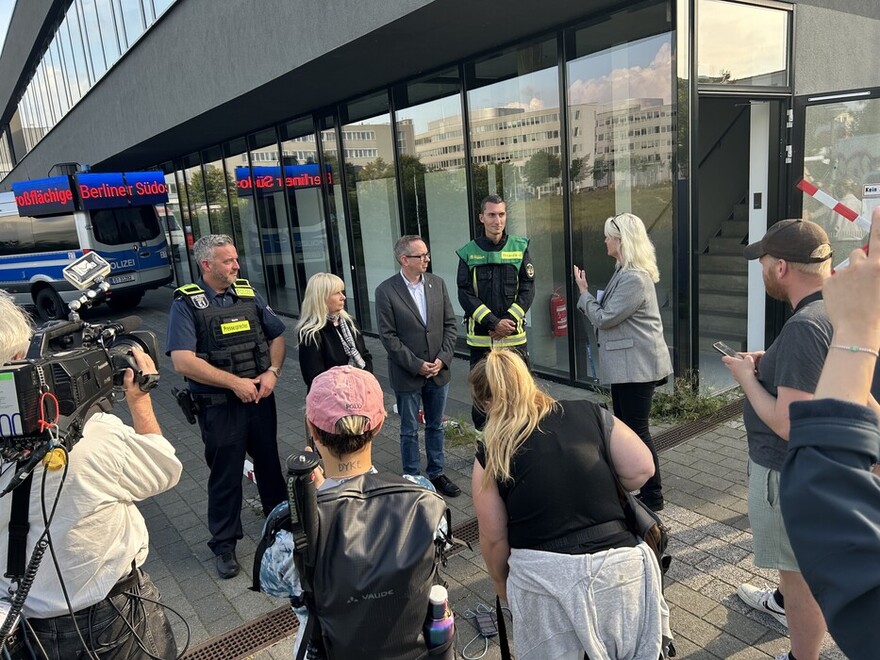 Gemeinsames Interview vor den Medien von Innensenatorin, Polizei und Feuerwehr