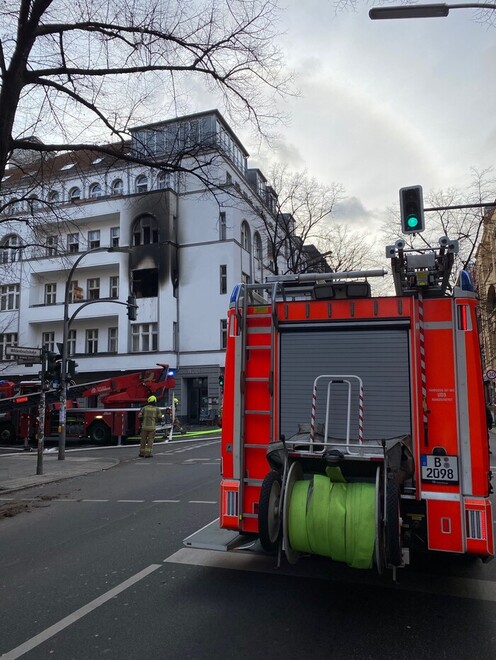 Blick auf die Einsatzstelle und die ausgebrannte Wohnung.