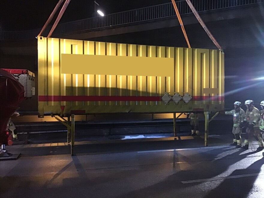 Abgestellter Container am Fahrbahnrand mittels Kran