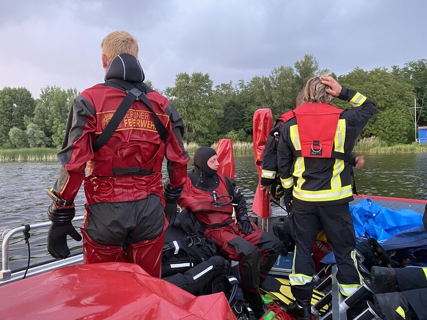 Mannschaft und Geräte werden mit dem Mehrzweckboot wieder zur Steganlage vor der Feuerwache Wannsee gebracht