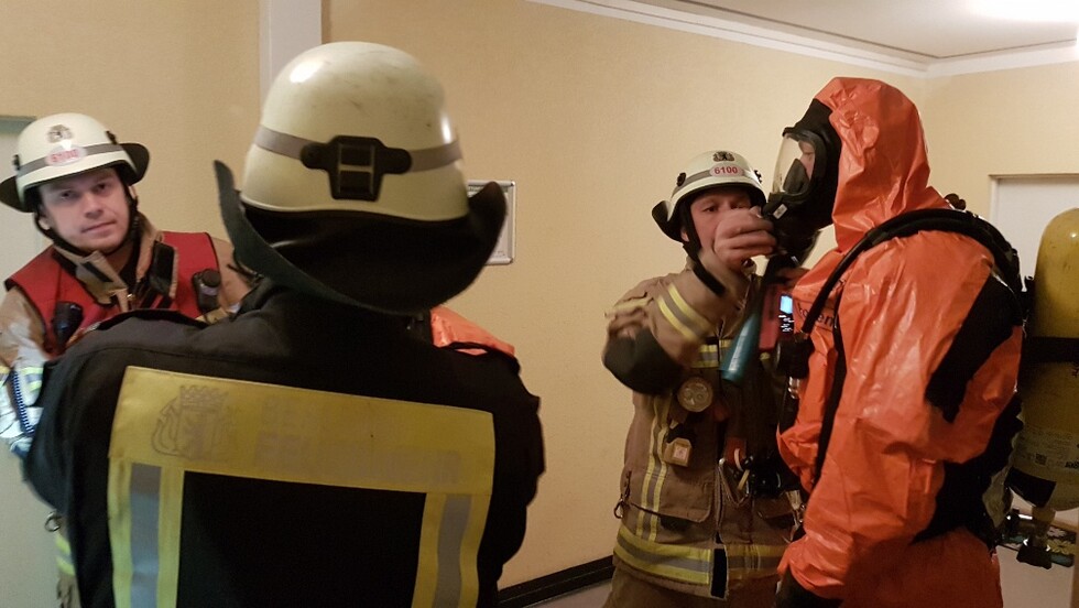 Eingesetzter Trupp im Einsatz bei einer unbekannten Flüssigkeit in einem Hochhaus in Marzahn