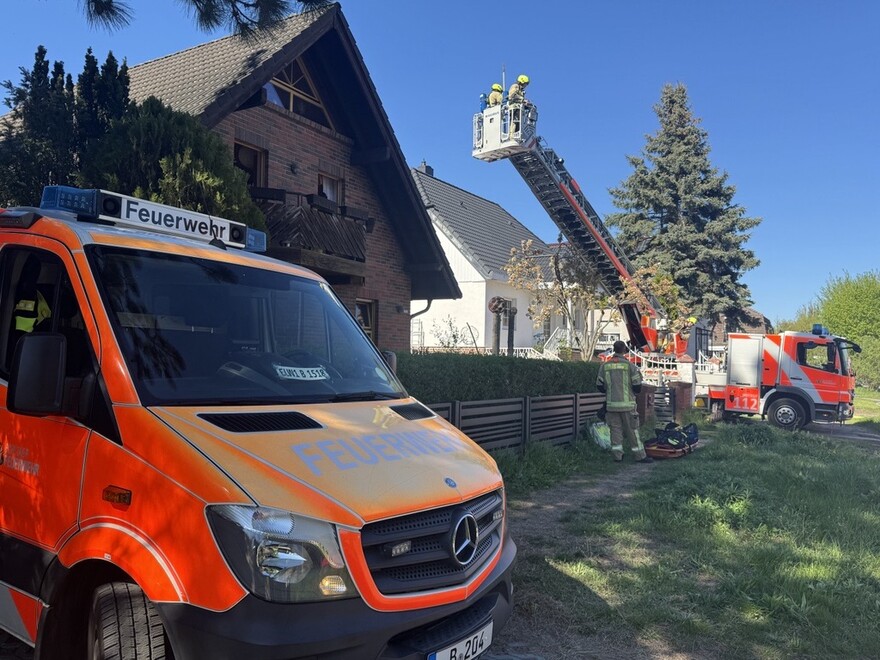 Einsatzfahrzeuge vor dem Brandobjekt