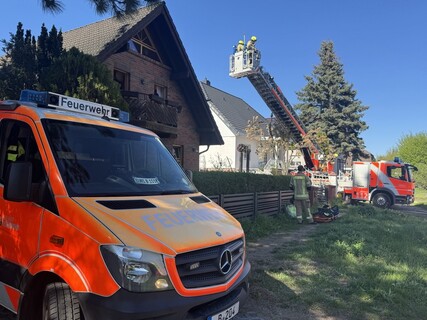 Einsatzfahrzeuge vor dem Brandobjekt