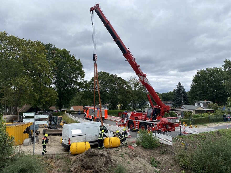 Kleintransporter ist aus dem Wasser geborgen und steht nun sicher an Land