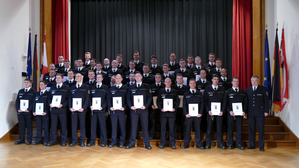 Gruppenbild der ernannten Brandmeisterin und der ernannten Brandmeister auf Probe.