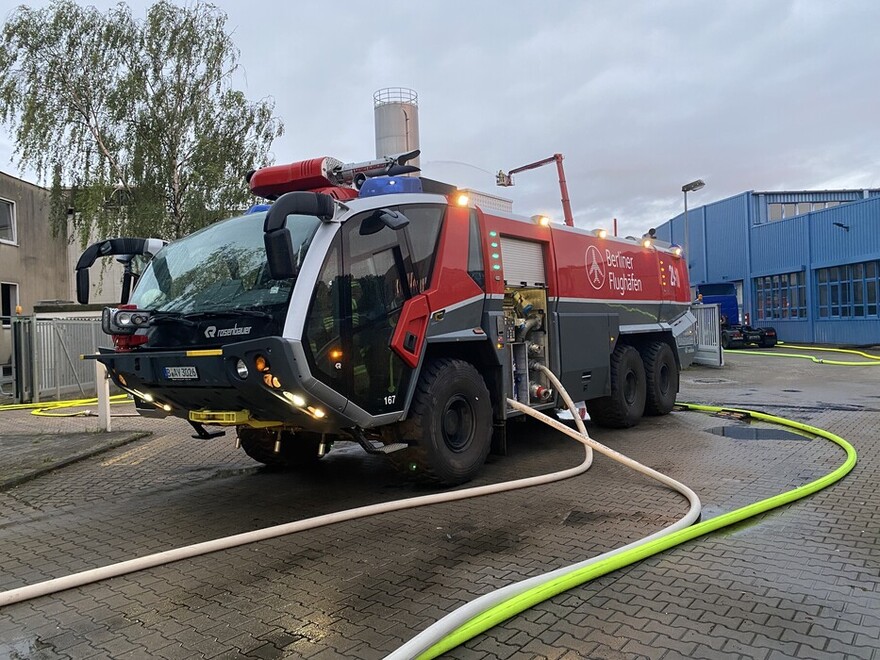 Unterstützung durch ein Flugfeldlöschfahrzeug der Flughafenfeuerwehr des BER