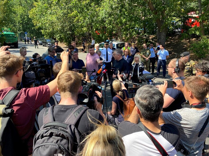 Das Medieninteresse war enorm, es wurden daher im Laufe des Einsatzes diverse Pressekonferenzen abgehalten und Informationen an die Öffentlichkeit gegeben.