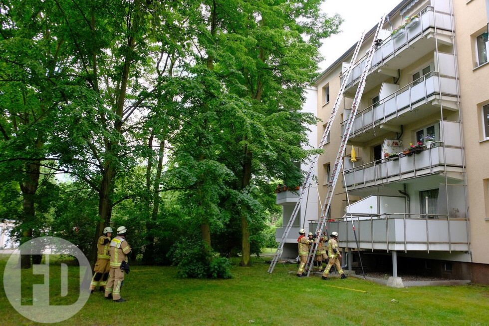 Einsatzkräfte auf dem Dach