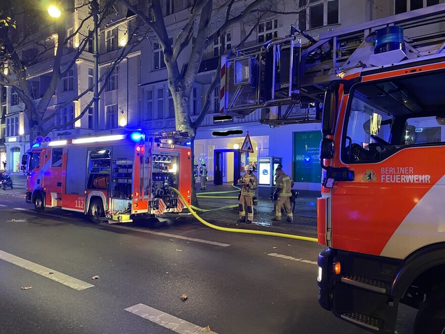 LHF und DLK unmittelbar vor der Einsatzstelle