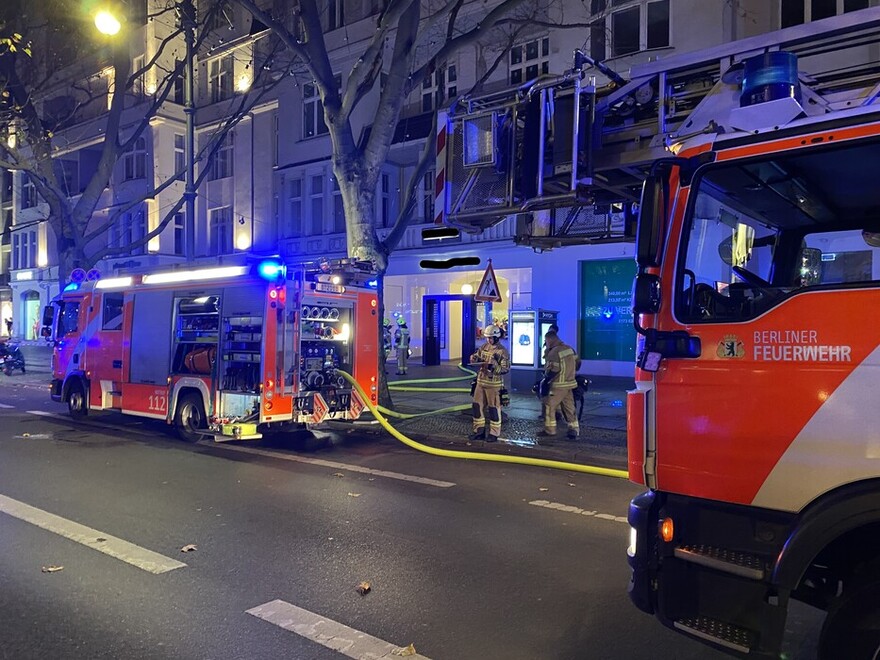 LHF und DLK unmittelbar vor der Einsatzstelle