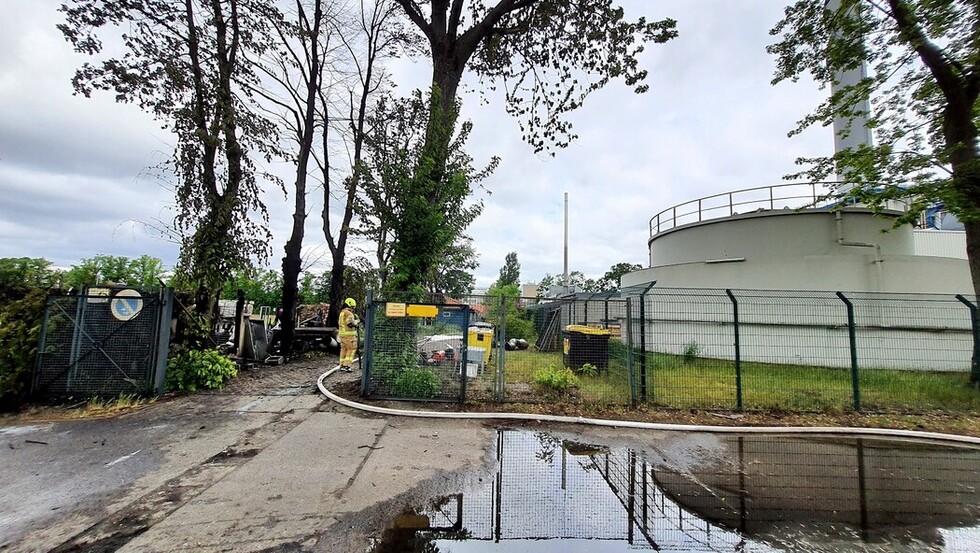 Ein 400 m³ Heizöltank in unmittelbarer Nähe konnte geschützt werden.