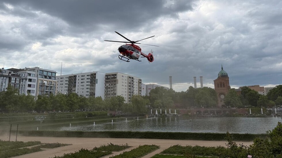 Rettungshubschrauber im Landeanflug am Engelbecken