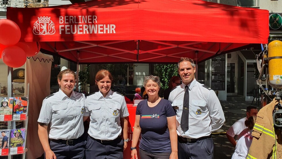 Gruppenbild des Standteams der Berliner Feuerwehr mit Frau Dr. Nicola Böcker-Giannini, Staatssekretärin für Sport der Senatsverwaltung für Inneres, Digitalisierung und Sport