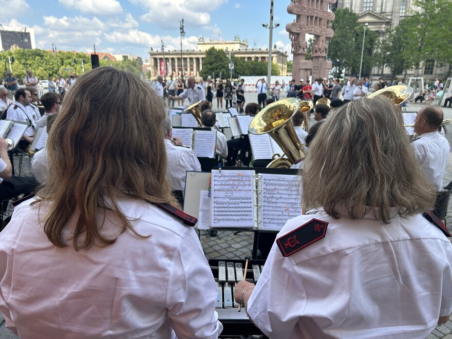 Musikzug vor dem Humboldt Forum