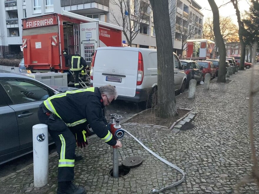 Die Kollegen vom GW Hygiene bereiten alles für die Grobreinigung der Einsatzkräfte vor