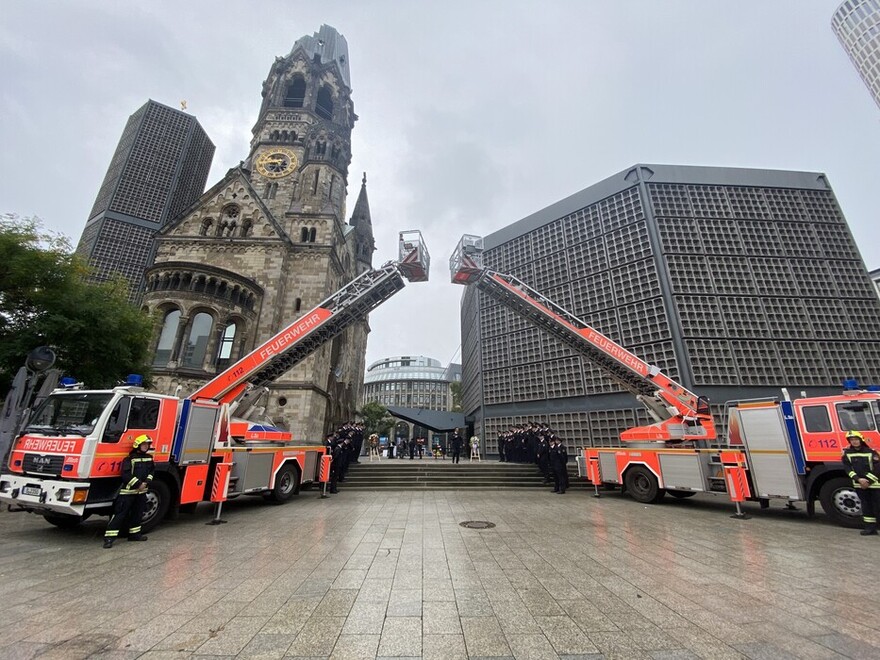 Feuerwehrfahrzeuge vor der Gedächtniskirche