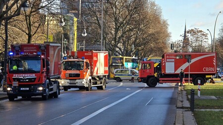 Sonderfahrzeuge treffen an der Einsatzstelle ein.