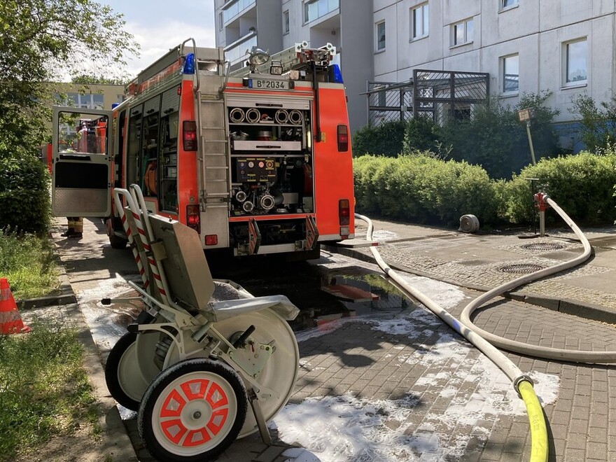 Löschmittelführendes Löschfahrzeug vor dem Brandobjekt