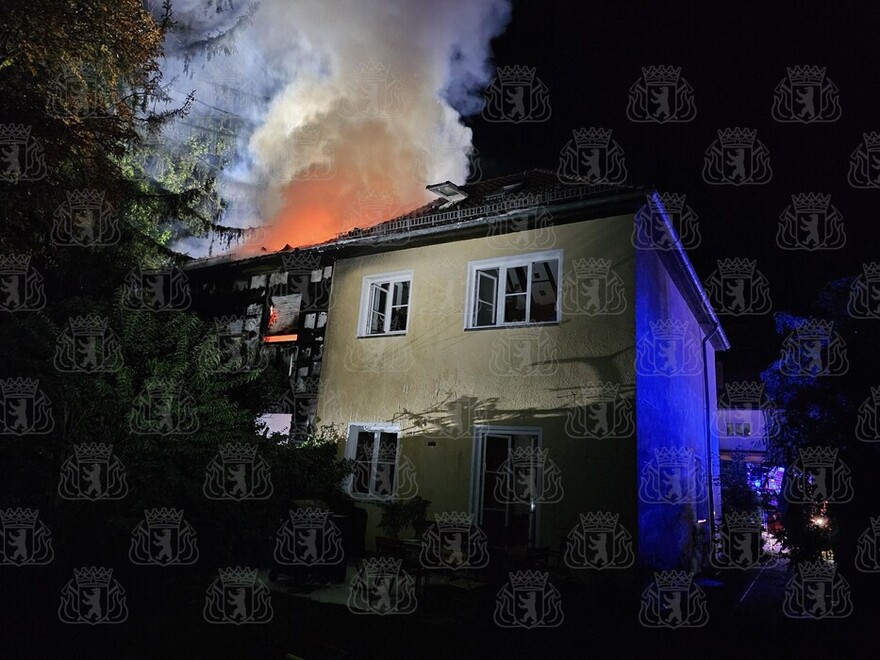 Feuerschein über dem brennenden Dach.