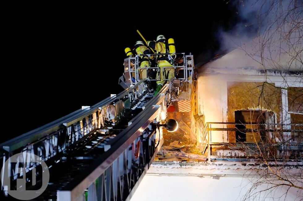 Drehleiterbesatzung beim Löschangriff