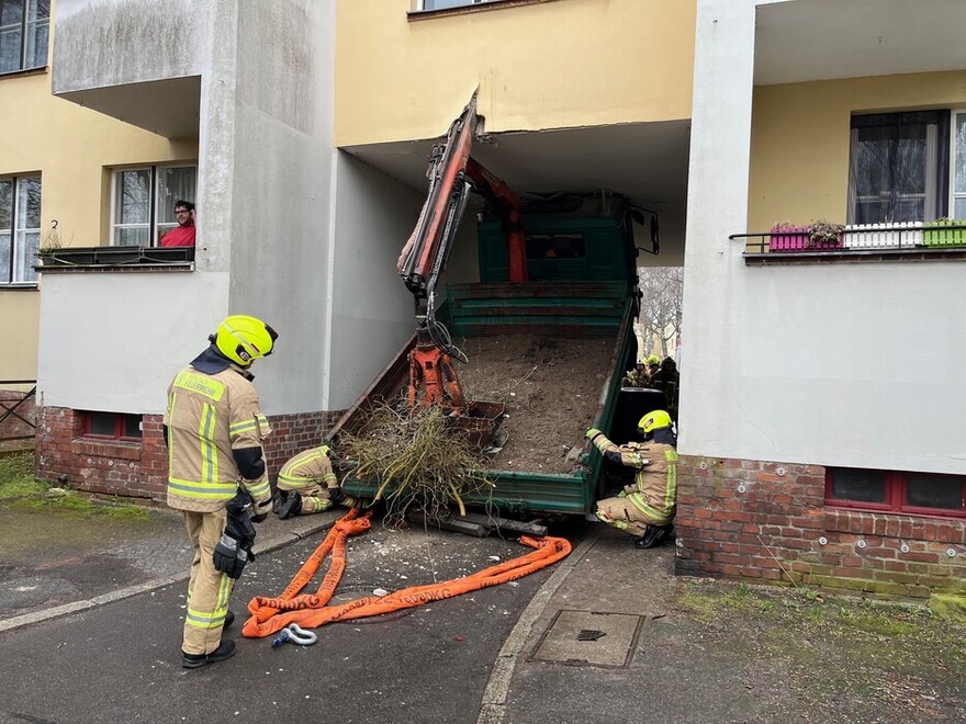 LKW in Durchfahrt verkeilt