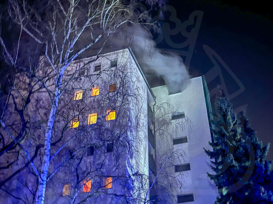 Brand in Neukölln: Verrauchung aus Treppenraum 