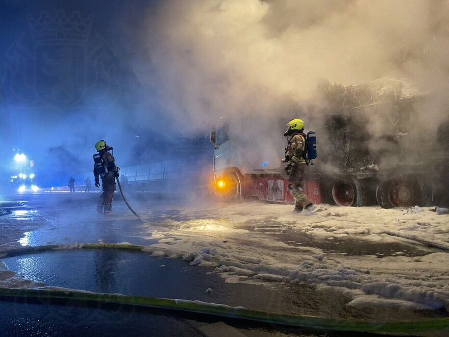 Angriffstrupp vor dem brennenden Anhänger