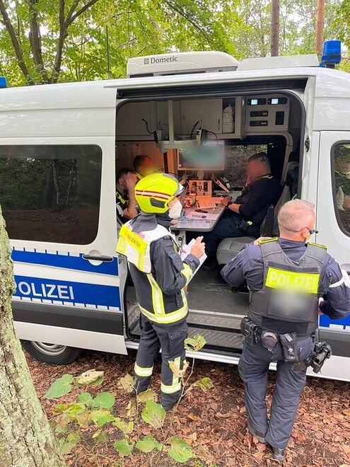 Kontaktaufnahme zwischen Einsatzleiter der Feuerwehr und Befehlsstelle der Polizei