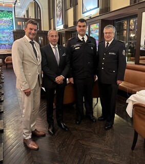 Gruppenfoto mit  Herr Zuch (SenInn Sport III Abt L), Herr Großmann (LB FF i.R.), Herr Grabner (neu ernannter LB FF) und unserem Landesbranddirektor Dr. Homrighausen 