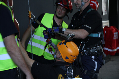 Aufstieg am Seil in Startposition gehen