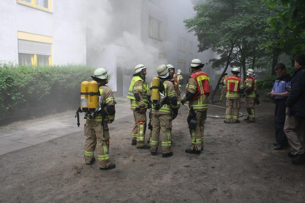 Einsatzkräfte vor dem Haus