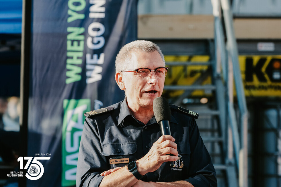 Leitender Branddirektor Dr. Andre Baumann eröffnet die 20. Berlin Firefighter Combat Challenge mit einem Grußwort.
