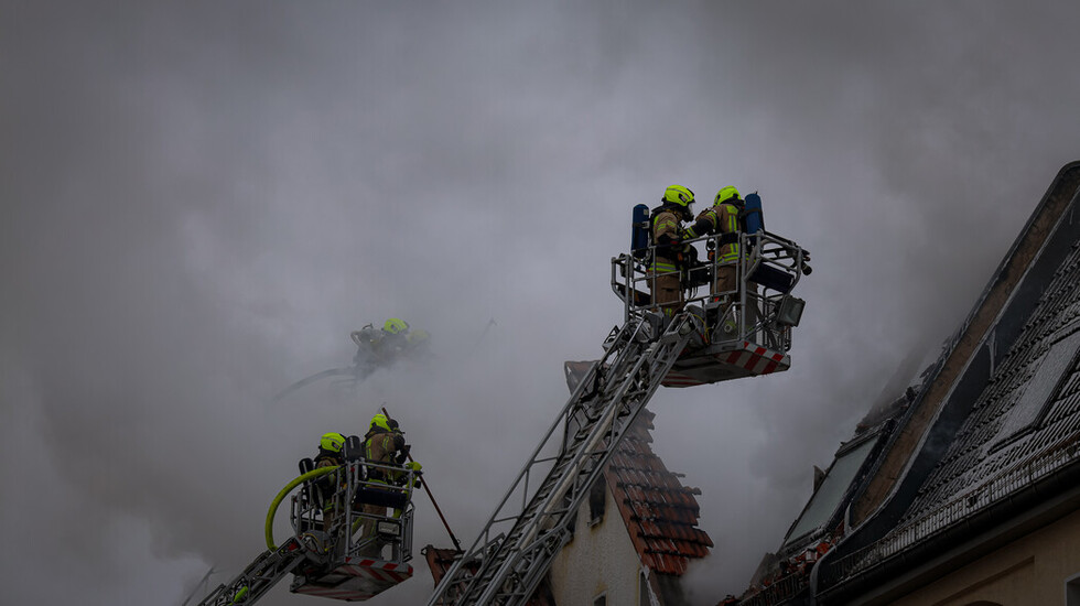 Unter anderem von drei Drehleitern aus wurde  gelöscht.