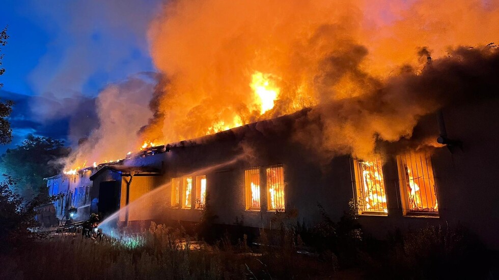 Halle im Vollbrand