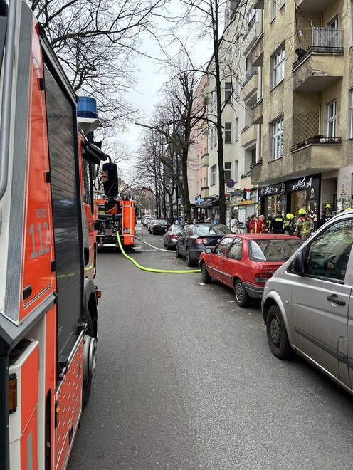 DLK vor der Einsatzstelle