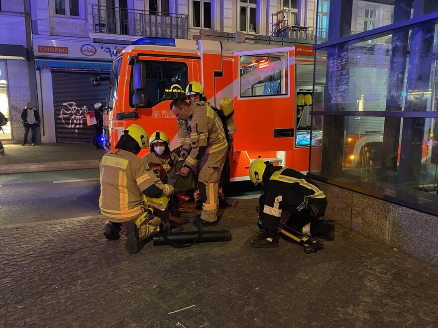 Einsatzkräfte der Lehrfeuerwache an ihrem LHF