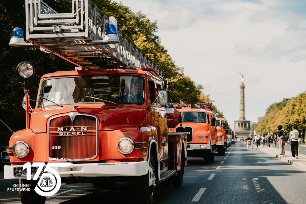 Historische Fahrzeuge auf der Straße des 17. Juni.