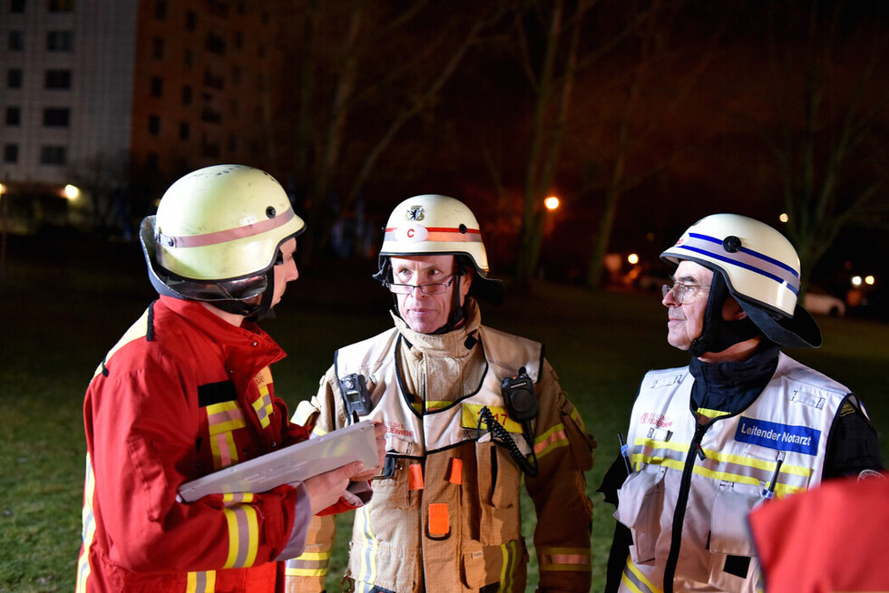 Organisatorischer Leiter Rettungsdienst und der leitende Notarzt besprechen die Lage