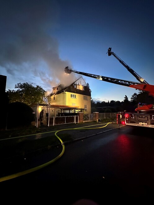 Brandbekämpfung über zwei Drehleitern