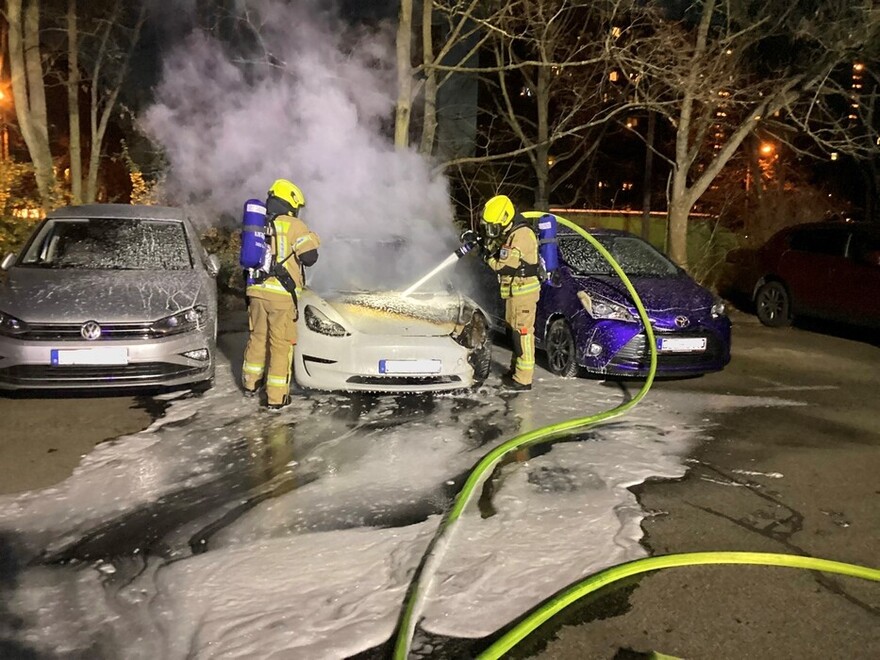 Einsatzkräfte bei der Brandbekämpfung