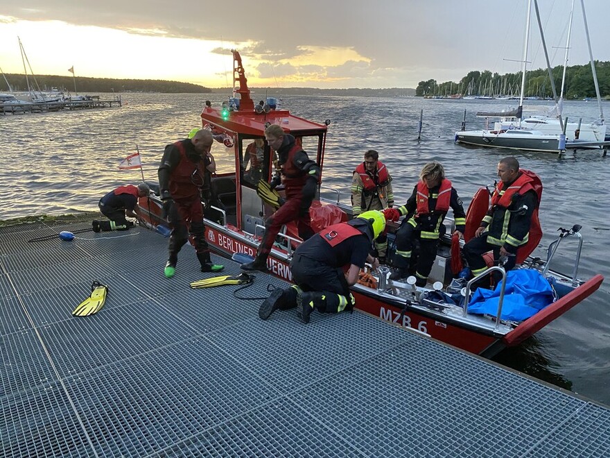 An der Steganlage vor der Feuerwache Wannsee