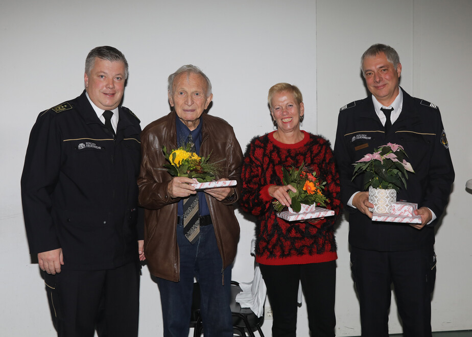 Dr. Christoph Kensicki, Ursula Dreke und Steffen Dieckmann wurden für ihre Verdienste um das Rettungsdienstsymposium in Berlin geehrt. Gruppenbild mit Landesbranddirektor Dr. Homrighausen. Foto: Stefan Wagner