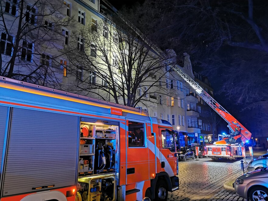 LHF der Lehrfeuerwache und DLK zur Ausleuchtung des Daches.