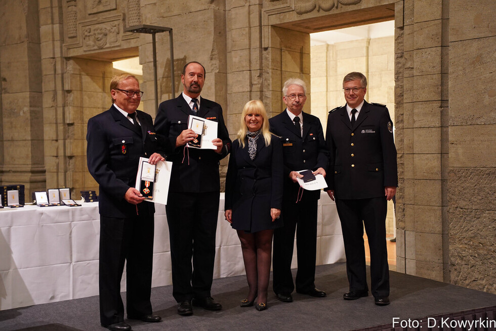 Innensenatorin Iris Spranger und LBD Karsten Homrighausen mit ausgezeichneten Angehörigen der Freiwilligen Feuerwehren.