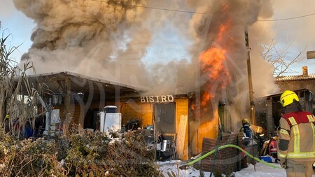 Einsatzkräfte starten die Brandbekämpfung.