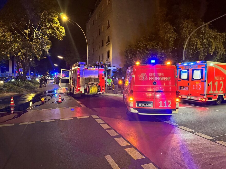 Einsatzfahrzeuge an der Einsatzstelle in der Albrechtstraße