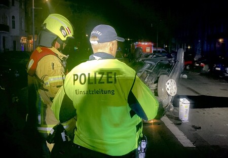 Absprachen zwischen Berliner Feuerwehr und Polizei Berlin an der Einsatzstelle